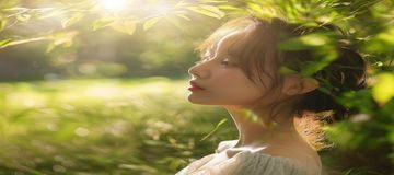 日系自然光美女写真户外拍摄，公园草地背景下女性侧身回眸，阳光透过树叶洒落，画面温暖梦幻